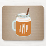 Mousepad Picada de Abóbora Monogramada Bebida Mason Jar<br><div class="desc">Um presente com ilustração de um jarro de mason de uma bebida de café de especiaria de abóbora,  tocada com chantilly e canela. Personalize com seu monograma no pote. O fundo é inspirado em burlap.</div>