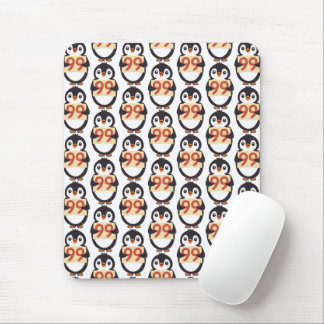 Mousepad Pinguim fofo segurando um cartaz com o número 99