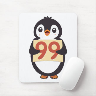 Mousepad Pinguim fofo segurando um cartaz com o número 99