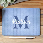 Mousepad Pó Blue Vintage Pinstripe Monograma retrô<br><div class="desc">Este design apresenta um padrão de listras vintage em azul pastel com listras azuis mais escuras. Personalize-o com o seu monograma inicial em azul e o seu nome no guião retro branco.</div>