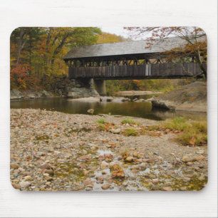Mousepad Ponte Coberto de Newry sobre o rio no outono