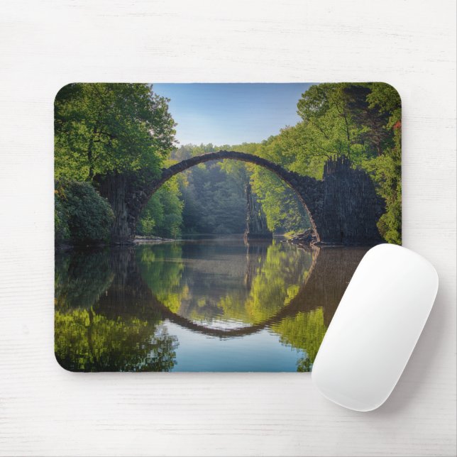 Mousepad Ponte de Cinza redonda sobre um rio na floresta (Com mouse)