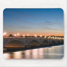 Mousepad Ponte rodoviária que atravessa um largo rio no cre