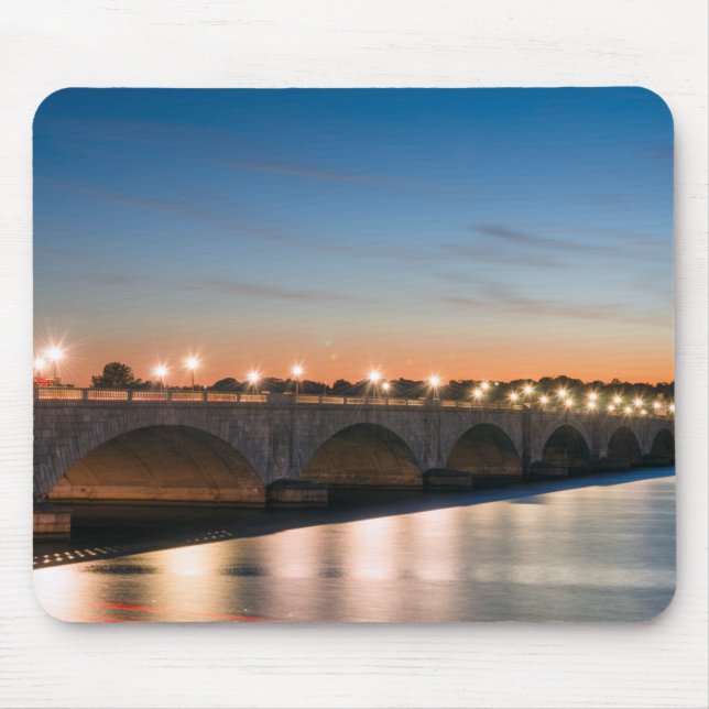 Mousepad Ponte rodoviária que atravessa um largo rio no cre (Frente)