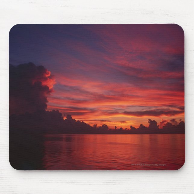 Mousepad Por do sol no mar com nuvens escuras (Frente)