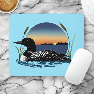Mousepad Pôr do sol sereno do mergulhão comum no lago azul 