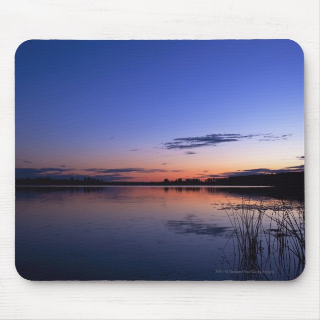 Mousepad Por do sol sobre o lago Wabamun com grama (Frente)