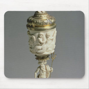 Mousepad Porca jovem de prata e cálice cinzelado do marfim