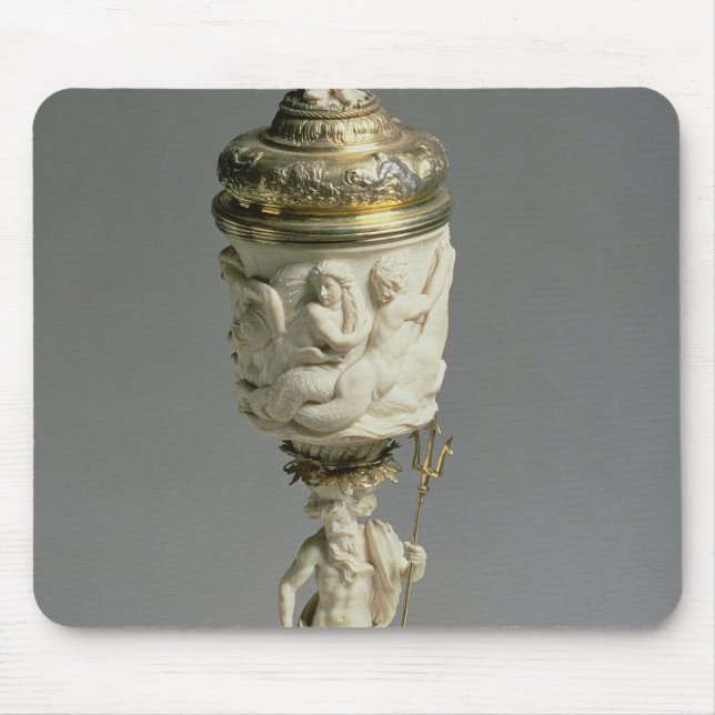 Mousepad Porca jovem de prata e cálice cinzelado do marfim (Frente)