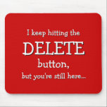 Mousepad Presente Engraçado| Continuo a clicar no botão DEL<br><div class="desc">Um botão de exclusão com super poderes, mas nunca parece funcionar... Este bloco de mouse tem o texto "Eu sempre aperto o botão DELETE, mas você ainda está aqui... " E refere-se àquele botão mágico de exclusão que todos desejávamos ter de vez em quando. Pena que parece quebrado a maior...</div>