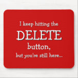 Mousepad Presente Engraçado| Continuo a clicar no botão DEL<br><div class="desc">Um botão de exclusão com super poderes, mas nunca parece funcionar... Este bloco de mouse tem o texto "Eu sempre aperto o botão DELETE, mas você ainda está aqui... " E refere-se àquele botão mágico de exclusão que todos desejávamos ter de vez em quando. Pena que parece quebrado a maior...</div>