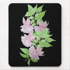 Mousepad preto com as flores cor-de-rosa por todo o lado no