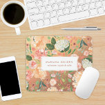 Mousepad Primavera Blush Peach Watercolor Floral Dourado Pe<br><div class="desc">Flores de aquarelas frescas,  com rosa,  peonias e hidrangas em pêssego,  cor-de-rosa esbranquiçada e verde-sábio com rosa de ouro falso atrás. Nome opcional no rótulo central.</div>