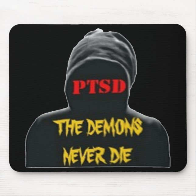 MOUSEPAD PTSD: OS DEMÔNIOS NUNCA MORREM (Frente)