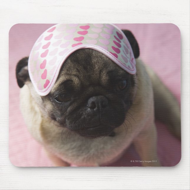 Mousepad Pug dog com máscara de olho na cabeça sentada na c (Frente)