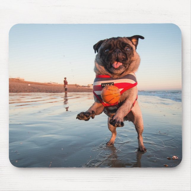 Mousepad Pug Plays Ball on Beach (Frente)