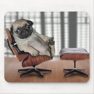 Mousepad Pug que refrigera em uma cadeira do recliner