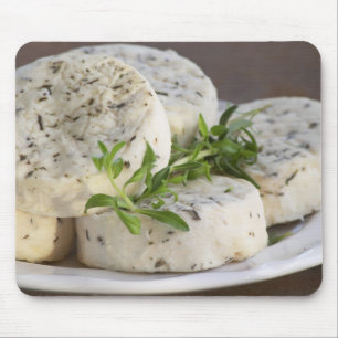 Mousepad Queijo de cabra francês - chevre - com ervas em um