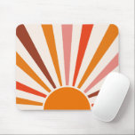 Mousepad Raios do Sol Retrospectivo Laranja Vermelho Amarel<br><div class="desc">O sol retrorreflector estourou design em tons cor-de-rosa quente, castanho e laranja. Retro os modernos raios solares laranja, a arte geométrica do sol matinal.</div>
