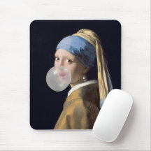 Rapariga com pérola soprando uma pastilha elástica