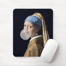 Mousepad Rapariga com pérola soprando uma pastilha elástica