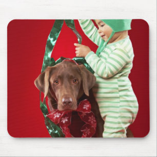 Mousepad Rapaz pequeno que decora um cão