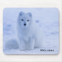 Mousepad Raposa Árctica Cuta no Fundo de Inverno de Neve