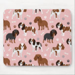 Mousepad Rato Cavalier King Charles Spaniel Paws e Bones<br><div class="desc">Corajoso Rei Cavalier Charles Spaniel com casacos pretos,  castanhos e brancos com ossos de cão espalhados e padrões de pegadas.</div>