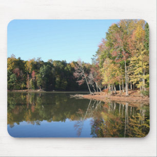 Mousepad Reflexão do lago das folhas alaranjadas da queda &
