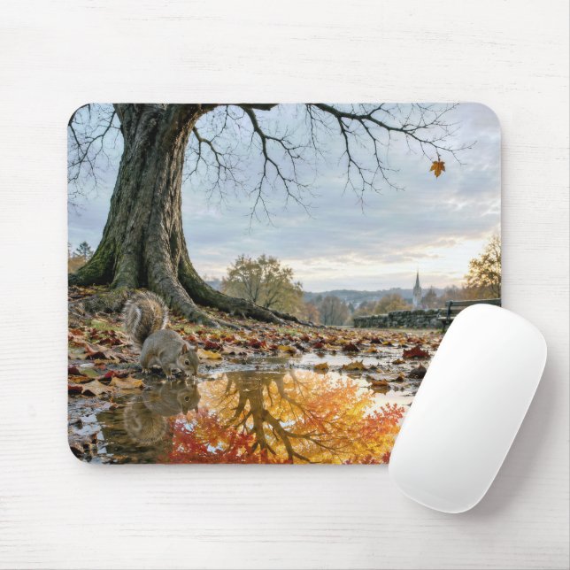 Mousepad Reflexo da árvore de outono na poça com esquilo (Com mouse)