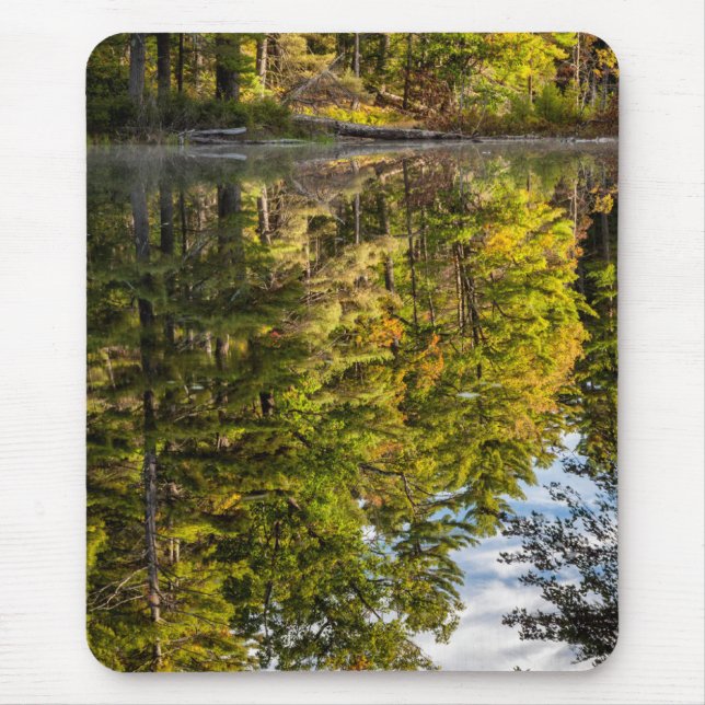 Mousepad Reflexões no Lago Vermelho da Águia | Montanhas br (Frente)