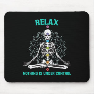 Mousepad Relaxe Nada Está Sob Controle Esqueleto Meditando
