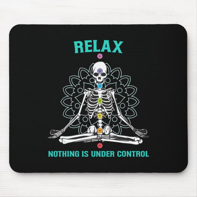 Mousepad Relaxe Nada Está Sob Controle Esqueleto Meditando (Frente)