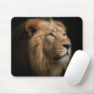 Mousepad Retrato Leão Poderoso com Fundo Escuro