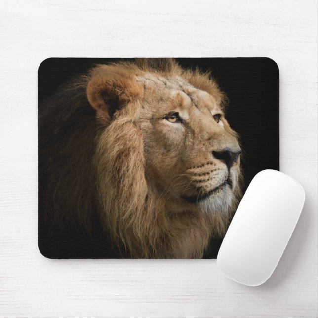 Mousepad Retrato Leão Poderoso com Fundo Escuro (Com mouse)