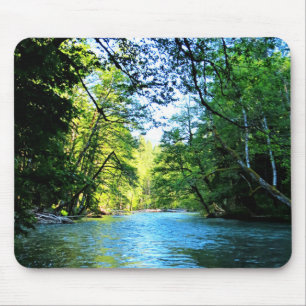Mousepad Rio Azul Brilhante sob árvores verdes em Washingto