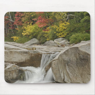 Mousepad Rio Swift em cascata através de rochas, Branco