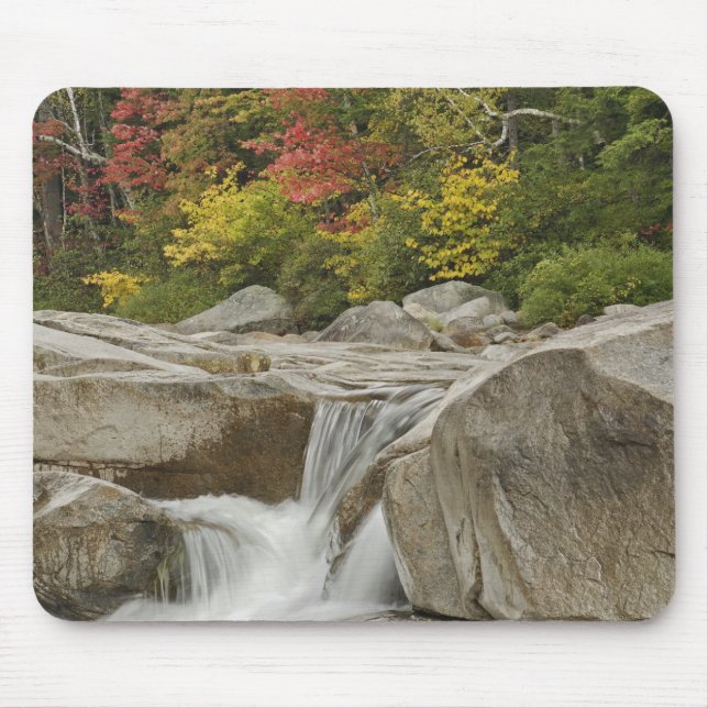 Mousepad Rio Swift em cascata através de rochas, Branco (Frente)