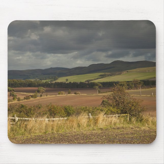 Mousepad Rolling Hills e montanhas sob um céu nebuloso (Frente)