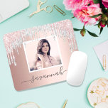 Mousepad Rosa de foto personalizada brilho dourado cor-de-r<br><div class="desc">Um fundo rosa de ouro-chic decorado com pinceladas pinceladas, pinceladas, pingos de tinta e brilho. Personalize e adicione o seu nome escrito com um script de estilo com letras grandes na tendência com alternâncias. Cinzas. Para manter as hastes, exclua apenas o nome da amostra, deixe os espaços ou emoji na...</div>