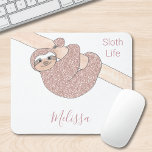 Mousepad Rosa de Largura de Corte Dourada Personalizada<br><div class="desc">Este mouse giro é decorado com uma preguiça que sorri de um galho rosa. Facilmente personalizável com seu nome na tipografia de script do na moda. Desenho Original © Michele Davies</div>