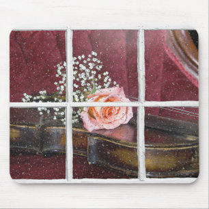 Mousepad rosa no violino na janela molhada