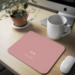 Mousepad Rosa Rosa Dusty | Monograma moderno<br><div class="desc">Este moderno mouse apresenta um fundo rosa empoeirado,  com suas iniciais em negrito texto branco para uma aparência simples e profissional.</div>