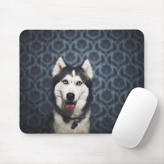 Mousepad Rouco Puppy Posicionando com um banco escuro (Com mouse)