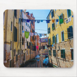 Mousepad Rua em Veneza com roupa lavada com roupa lavada na