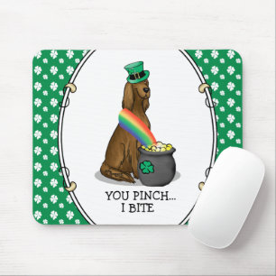 Mousepad Rua. O Cachorro Irlandês do Dia de Patrick (vermel
