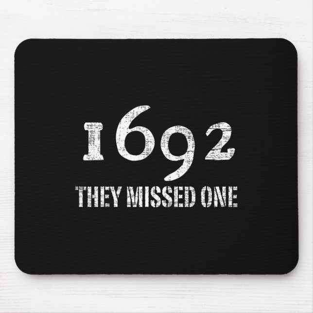 Mousepad Salem 1692 Eles Perderam Um Figurino No Halloween (Frente)