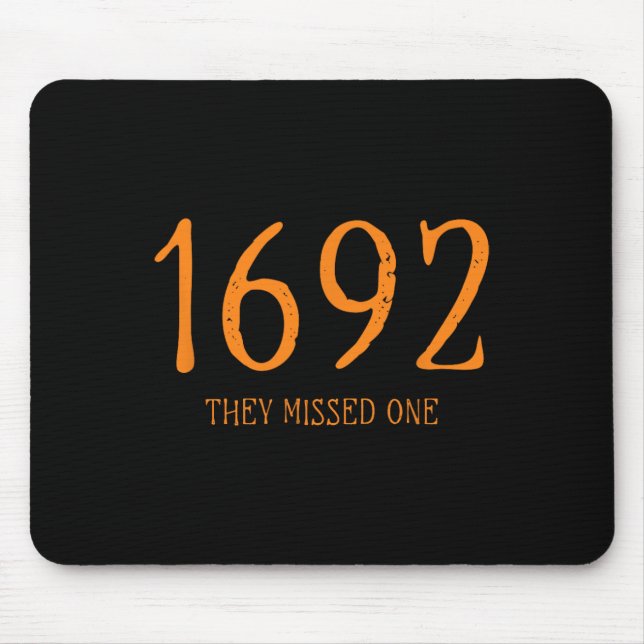 Mousepad Salem 1692 Perderam Uma Bruxa Dia de as Bruxas eng (Frente)