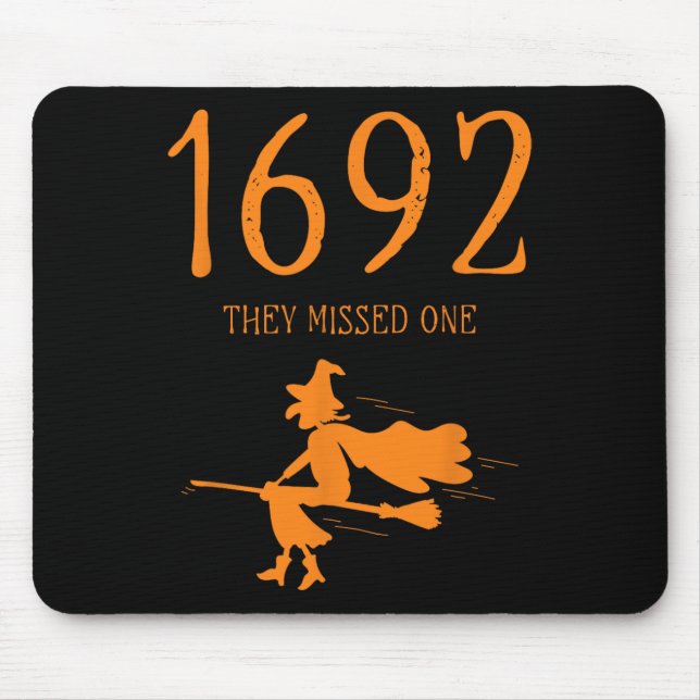 Mousepad Salem 1692 Perderam Uma Bruxa Dia de as Bruxas eng (Frente)