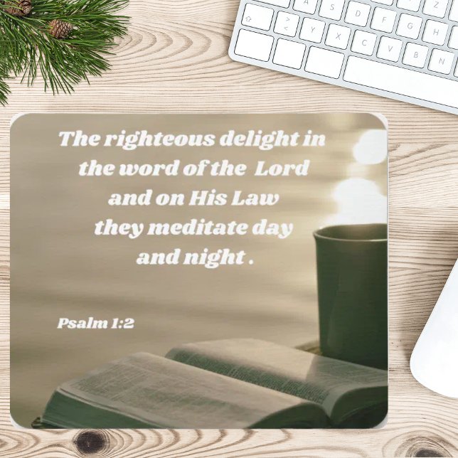 Mousepad Salm 1:2 Foco Na Bíblia De Deus Verso (The Psalm 1:2 mouse pad looks great on this desk!)